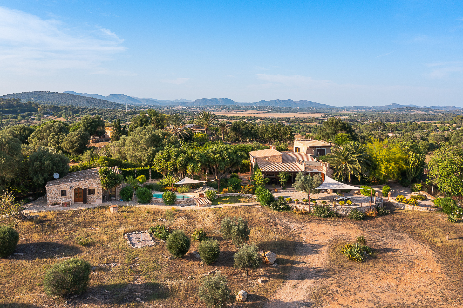 VERKAUFT: Einzigartige Finca mit fantastischem Panoramaweitblick bis zum Meer und drei separaten Wohneinheiten, 07509 Manacor (Spanien), Finca