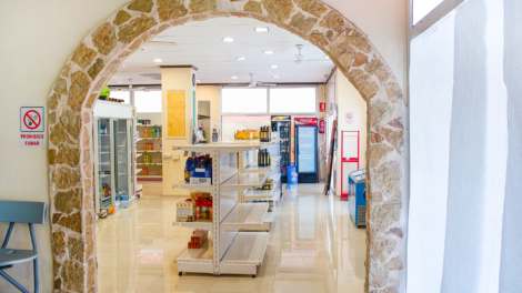 Attractive supermarket including bar in the middle of the tourist centre, 07590 Cala Ratjada (Spain), Retail