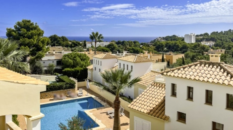 Attraktives Reihenhaus mit 2 Schlafzimmern, Dachterrasse mit Meerblick und Gemeinschaftspool, 07589 Font de Sa Cala (Spanien), Reihenhaus