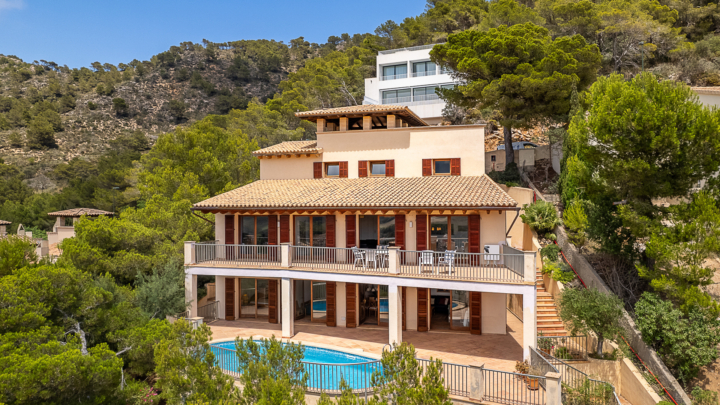 Exclusiva villa en una ladera: vistas panorámicas, piscina, garaje y amplios espacios habitables, 07589 Canyamel (España), Chalet