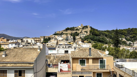 ZU VERMIETEN: Zentral gelegenes Haus mit 2 Schlafzimmer und Dachterrasse samt Burg- und Meerblick, 07580 Capdepera (Spanien), Reihenhaus