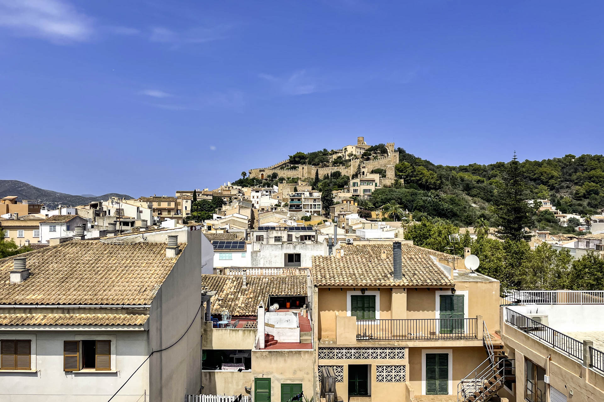 ZU VERMIETEN: Zentral gelegenes Haus mit 2 Schlafzimmer und Dachterrasse samt Burg- und Meerblick, 07580 Capdepera (Spanien), Reihenhaus