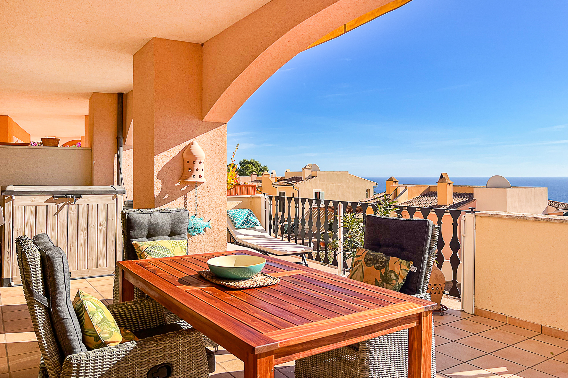 TOP-OBJEKT: Apartment mit Panorama-Meerblick, großer Terrasse, Gemeinschaftspool & privater Garage, 07589 Font de Sa Cala (Spanien), Etagenwohnung