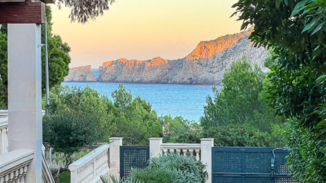 Idyllisches Küstenjuwel in Strandnähe: Ihr Traumhaus mit Teilmeerblick!, 07589 Cala Mesquida (Spanien), Einfamilienhaus