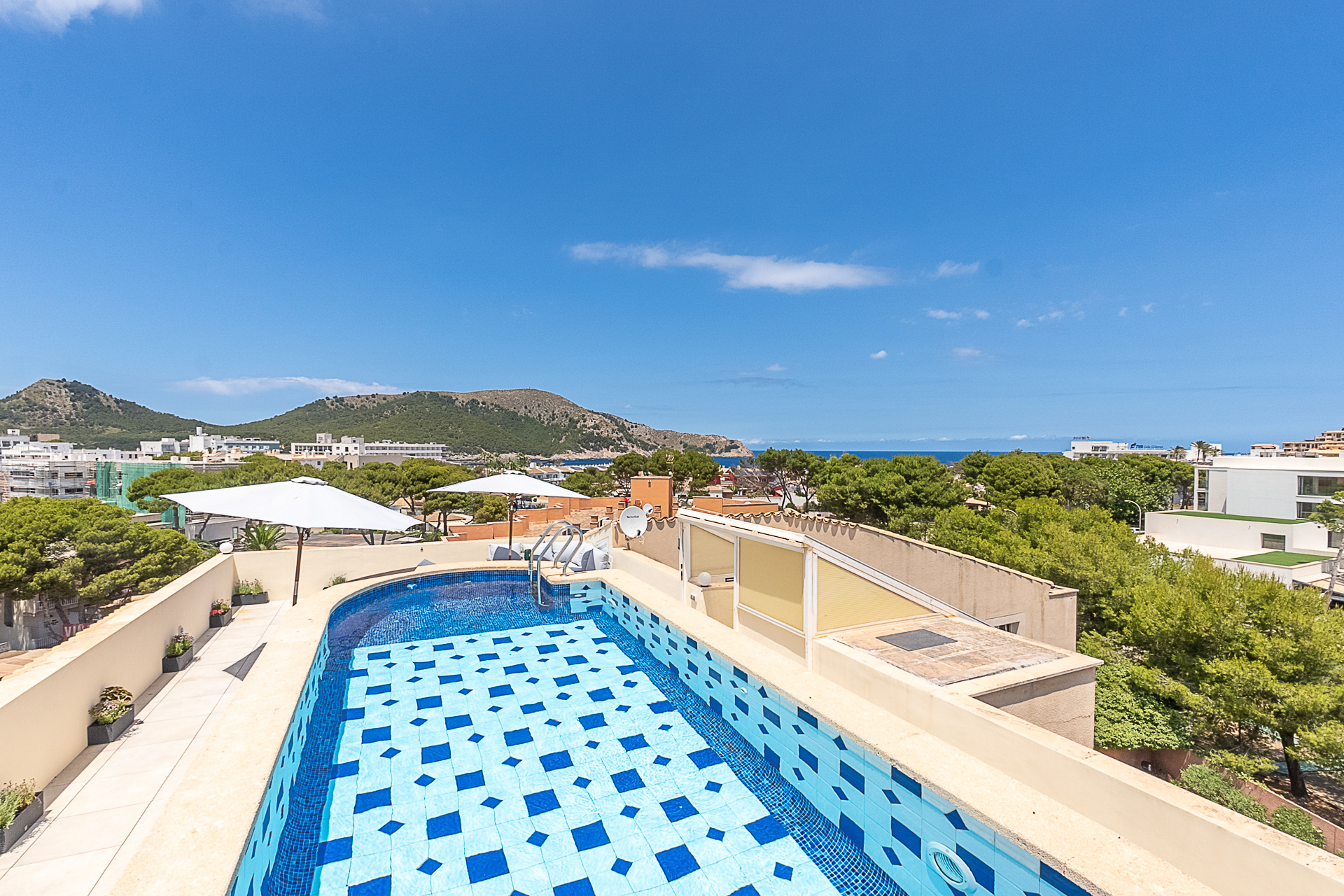 Fantástico ático de 2 dormitorios con azotea y piscina privada cerca del mar, 07590 Cala Ratjada (España), Ático