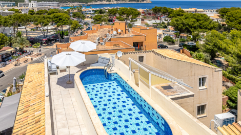 Fantástico ático de 2 dormitorios con azotea y piscina privada cerca del mar, 07590 Cala Ratjada (España), Ático